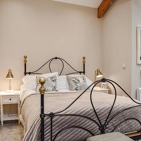 Uk45886 - The At Cross House